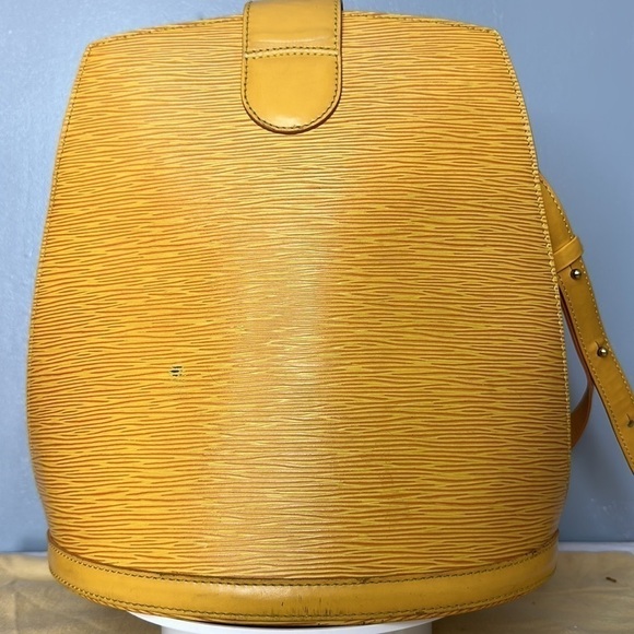 𝑳𝒐𝒖𝒊𝒔 𝑽𝒖𝒊𝒕𝒕𝒐𝒏 𝑪𝒍𝒖𝒏𝒚 𝒀𝒆𝒍𝒍𝒐𝒘 - Picture 5 of 14